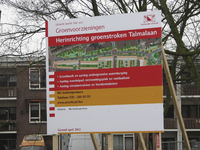 907793 Afbeelding van het gemeentelijke uitlegbord 'Groenvoorzieningen / Herinrichting groenstroken Talmalaan', op de ...